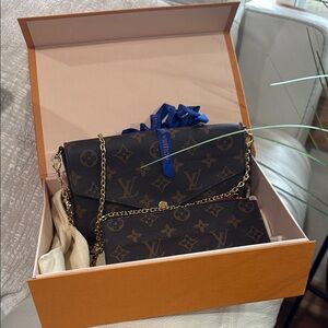 Authentic LV Felicie Pochette!!! With zippered insert, Chain, dust bag and box